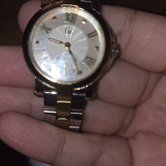 Montre Guess pour femme en très bon état - Picture 4 of 4